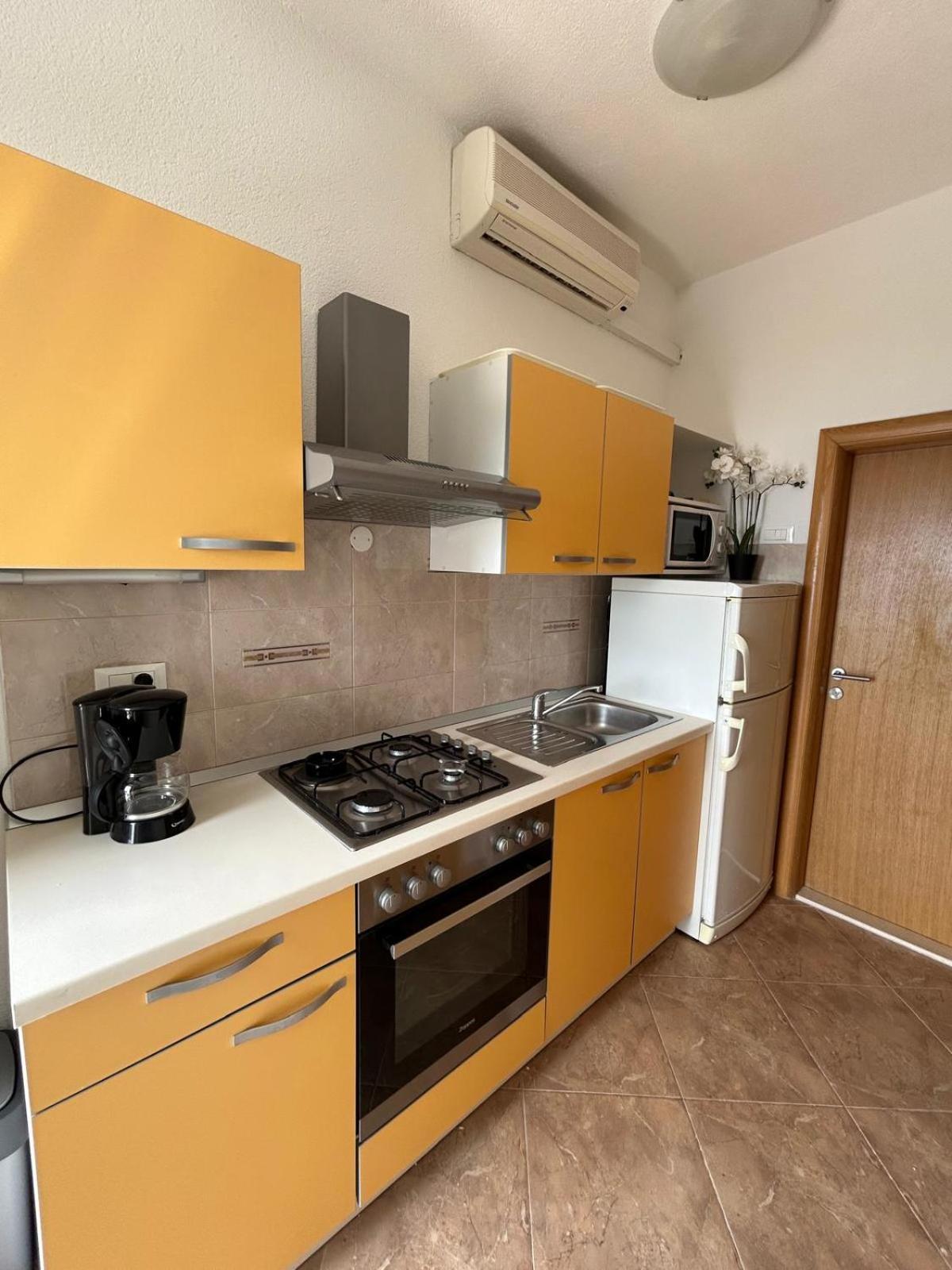 Apartment Lovre Topic Baška Voda Exteriör bild