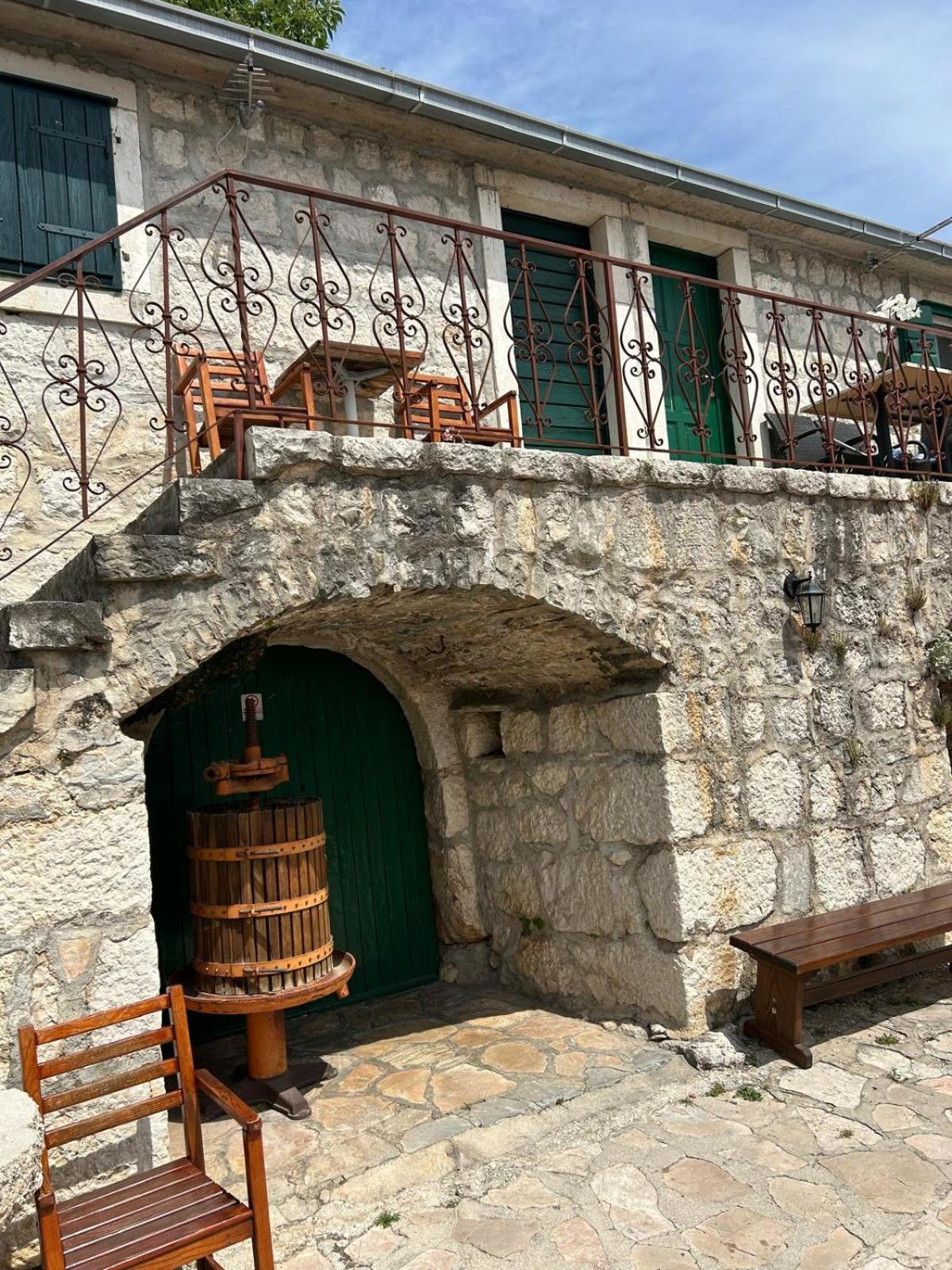 Apartment Lovre Topic Baška Voda Exteriör bild