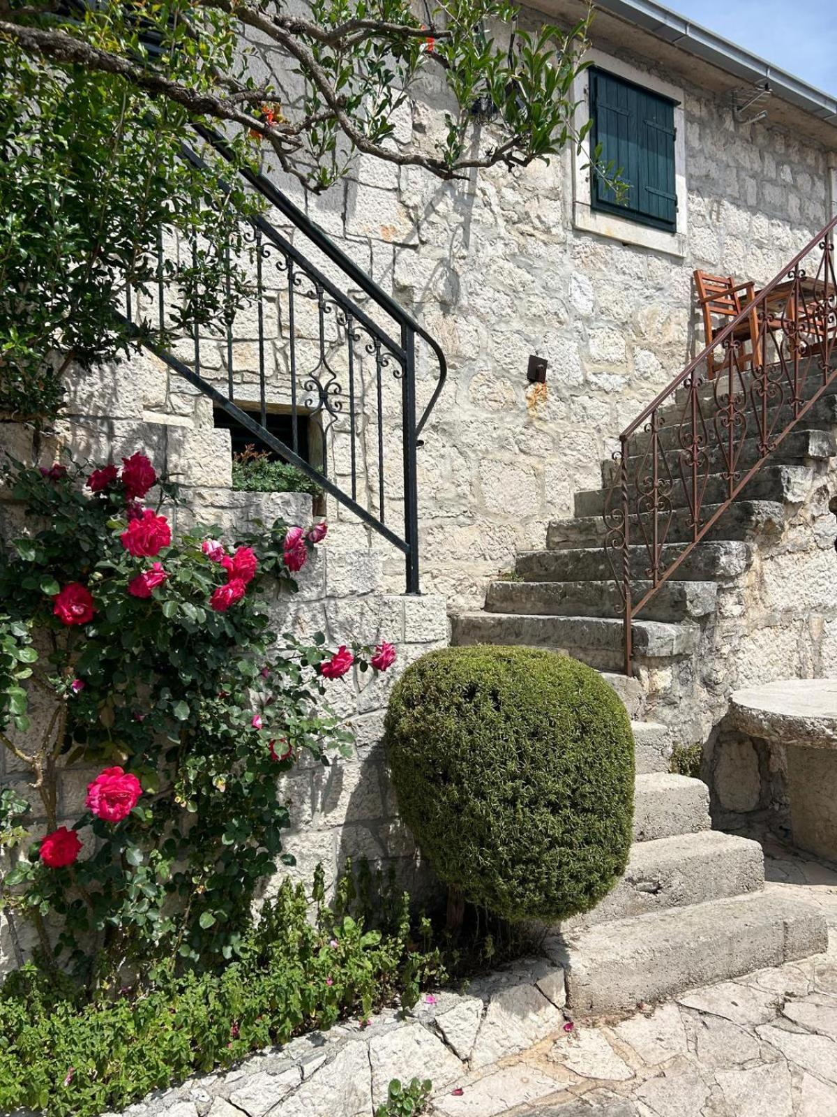 Apartment Lovre Topic Baška Voda Exteriör bild